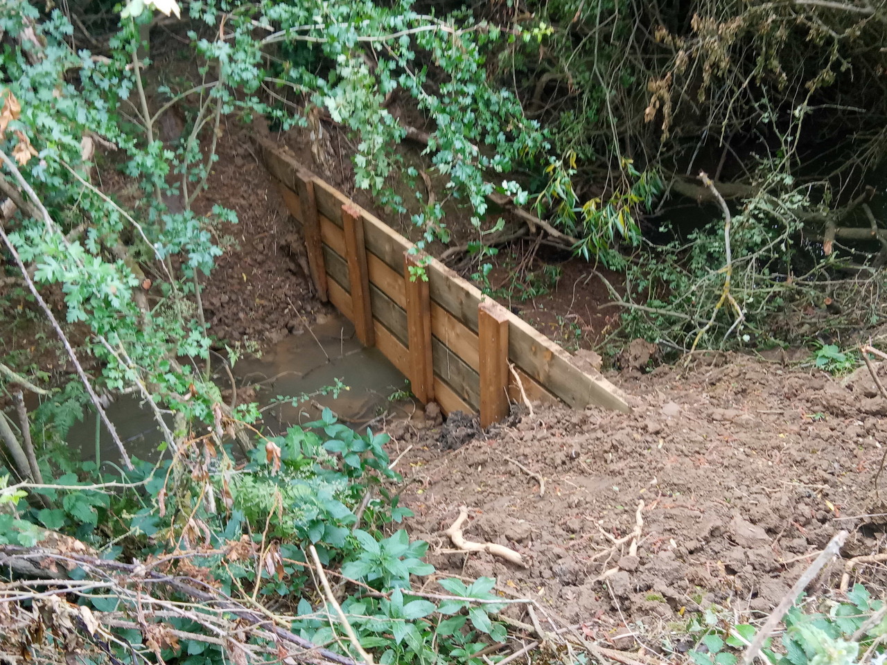 Leaky barrier hydraulic unit 